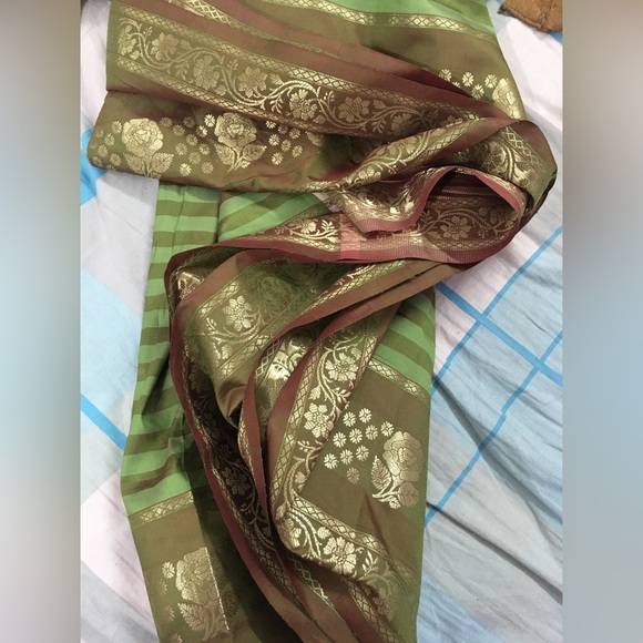 Banarasi Two Tone Silk Saree Without blouse - Picture 3 of 11